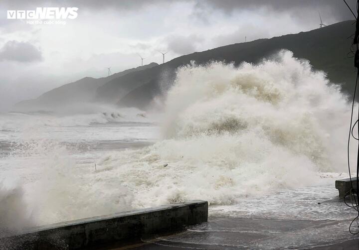 Rùng mình sóng biển gần chục mét ở Gia Lai, Đắk Lắk trước khi bão Kalmaegi đổ bộ- Ảnh 4.