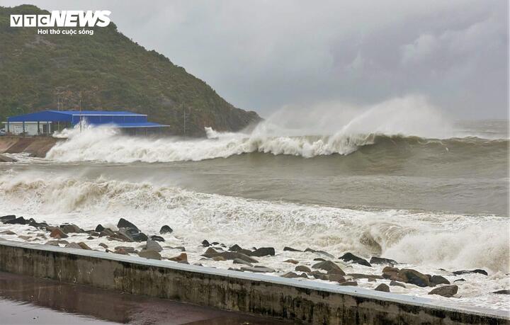 Rùng mình sóng biển gần chục mét ở Gia Lai, Đắk Lắk trước khi bão Kalmaegi đổ bộ- Ảnh 3.