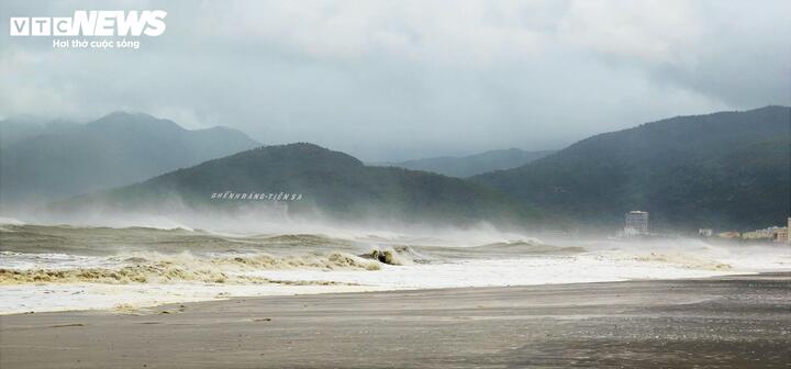 Bão số 13 áp sát đất liền, biển Quy Nhơn nổi sóng, nước dâng cao nguy hiểm- Ảnh 2. Bão số 13 áp sát đất liền, biển Quy Nhơn nổi sóng, nước dâng cao nguy hiểm- Ảnh 2.
