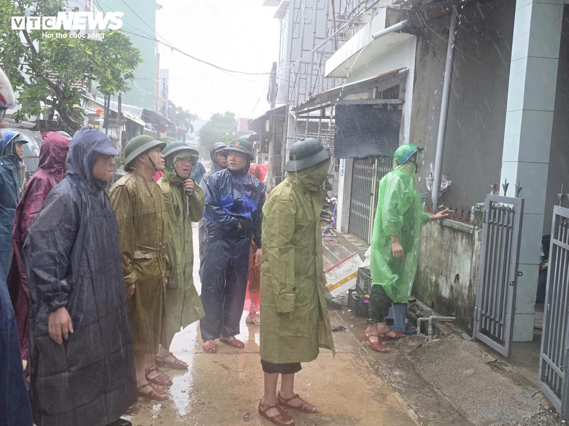 Bão số 13 áp sát đất liền, biển Quy Nhơn nổi sóng, nước dâng cao nguy hiểm- Ảnh 12. Bão số 13 áp sát đất liền, biển Quy Nhơn nổi sóng, nước dâng cao nguy hiểm- Ảnh 12.