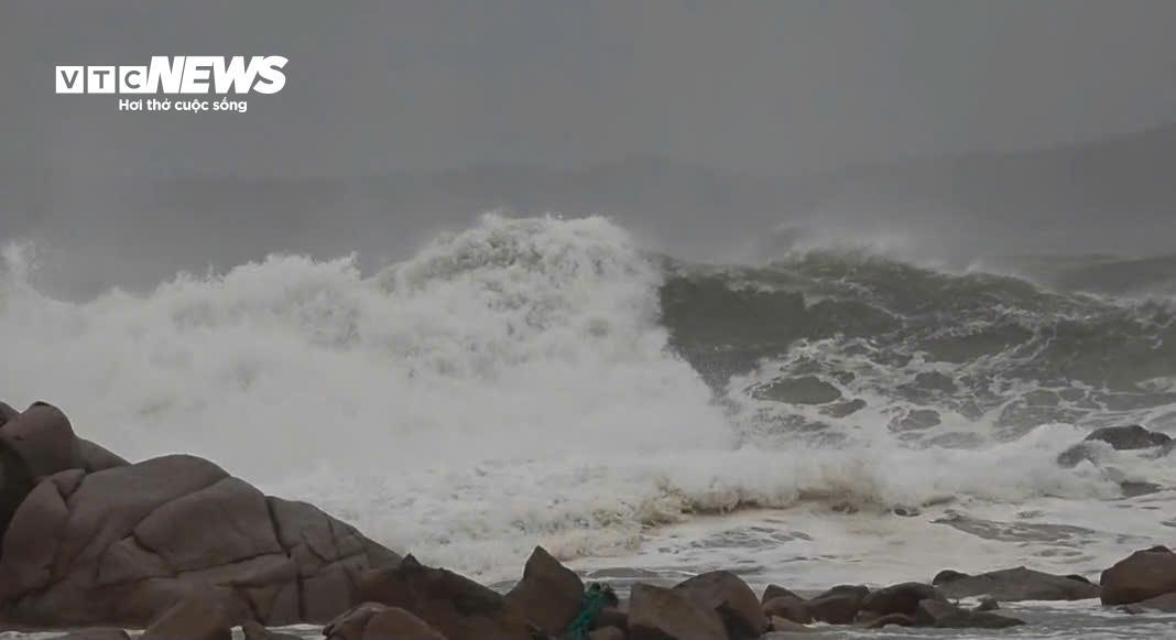 Bão số 13 áp sát đất liền, biển Quy Nhơn nổi sóng, nước dâng cao nguy hiểm- Ảnh 10. Bão số 13 áp sát đất liền, biển Quy Nhơn nổi sóng, nước dâng cao nguy hiểm- Ảnh 10.