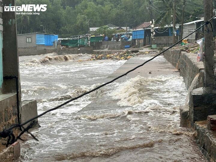 Bão số 13 áp sát đất liền, biển Quy Nhơn nổi sóng, nước dâng cao nguy hiểm- Ảnh 9. Bão số 13 áp sát đất liền, biển Quy Nhơn nổi sóng, nước dâng cao nguy hiểm- Ảnh 9.
