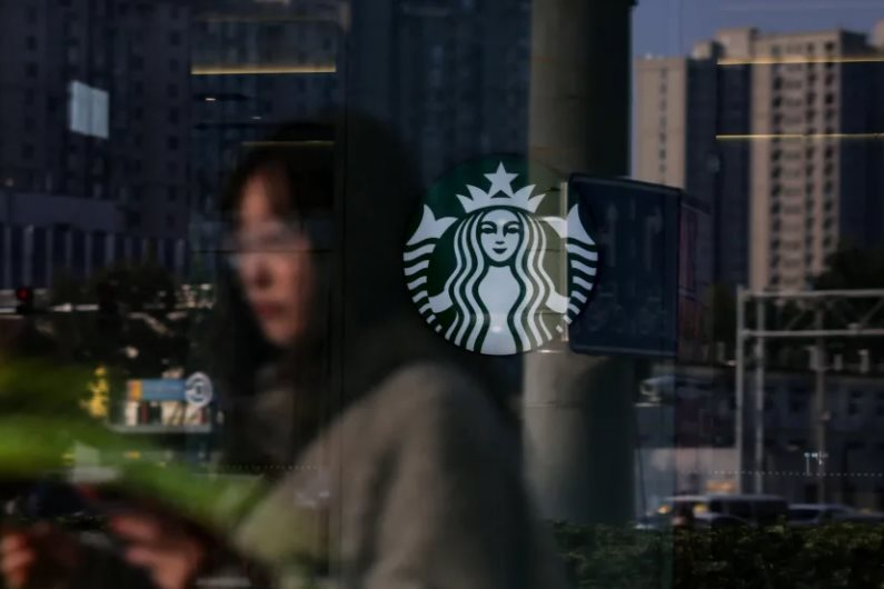 Từng cứ 15 giờ lại mở thêm một cửa hàng mới, vì sao Starbucks giờ đây phải bán một phần hoạt động kinh doanh tại Trung Quốc?- Ảnh 2.