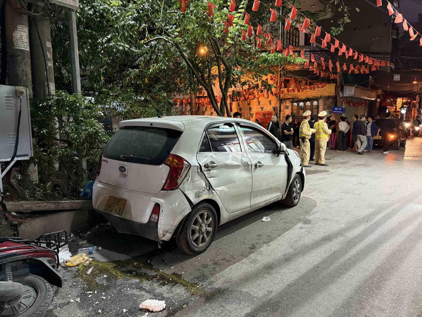 Hà Nội: Ô tô tải đâm liên hoàn nhiều phương tiện rồi bỏ trốn- Ảnh 1.