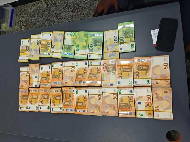Tịch thu hơn 6,7 tỷ đồng tiền mặt trong balo của 1 du khách khi nhập cảnh tại sân bay- Ảnh 1.