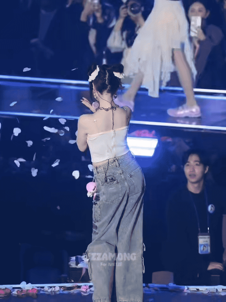 Nữ thần Kpop đẹp tới mức dàn staff bất động đứng nhìn như bị thôi miên, Jang Wonyoung cũng phải e dè- Ảnh 1. Nữ thần Kpop đẹp tới mức dàn staff bất động đứng nhìn như bị thôi miên, Jang Wonyoung cũng phải e dè- Ảnh 1.