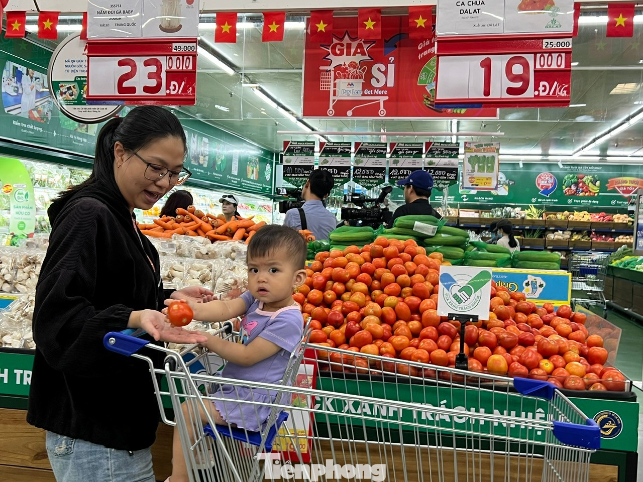 Hàng hóa liên tục được đưa về miền Trung hỗ trợ người dân ứng phó bão số 13- Ảnh 6.