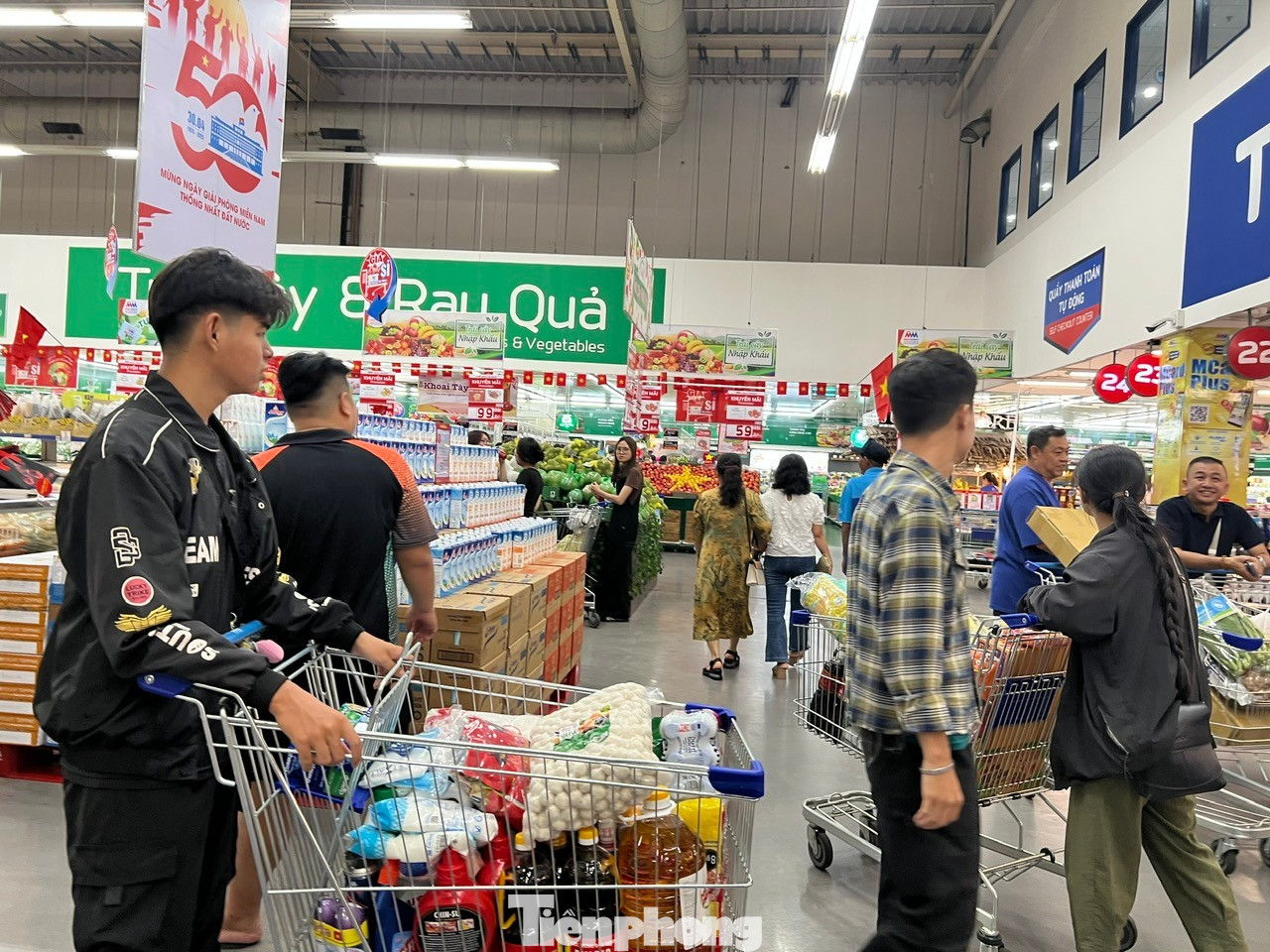 Hàng hóa liên tục được đưa về miền Trung hỗ trợ người dân ứng phó bão số 13- Ảnh 7.