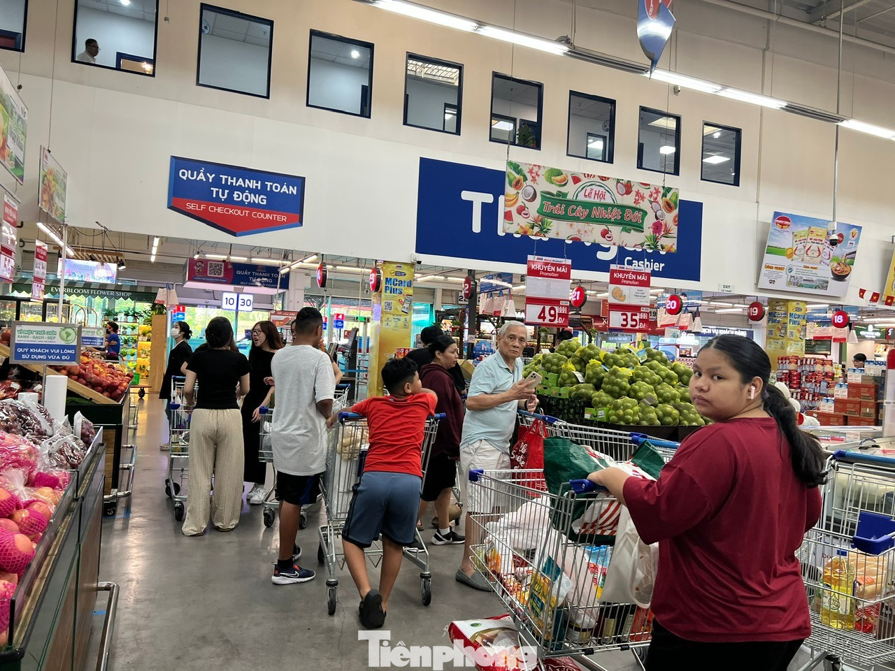 Hàng hóa liên tục được đưa về miền Trung hỗ trợ người dân ứng phó bão số 13- Ảnh 8.