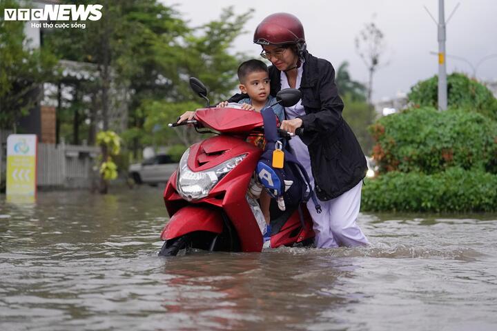 Triều cường dự báo vượt mốc lịch sử, CSGT TP.HCM khuyến cáo người dân- Ảnh 1.