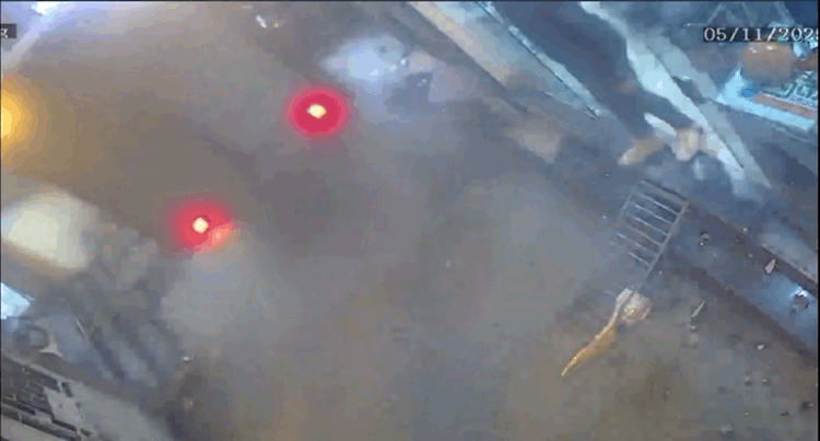 Thót tim xe tải lao nhanh tông hàng loạt ô tô, xe máy và người trong ngõ- Ảnh 1. Thót tim xe tải lao nhanh tông hàng loạt ô tô, xe máy và người trong ngõ- Ảnh 1.