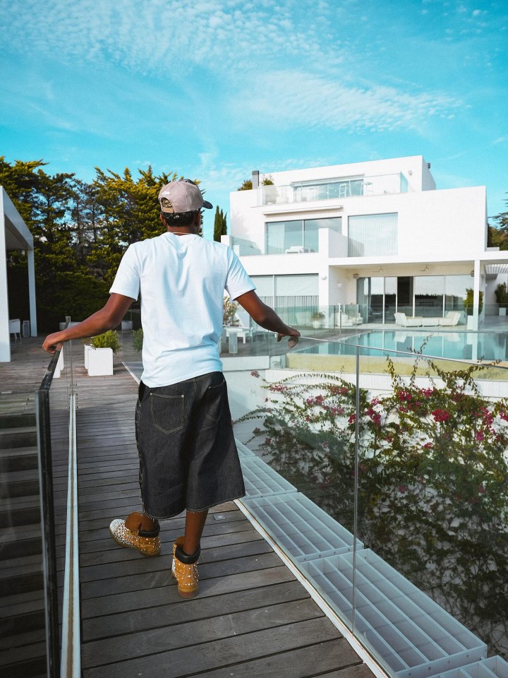 Mắt tròn mắt dẹt trước biệt thự triệu đô của Lamine Yamal- Ảnh 1.