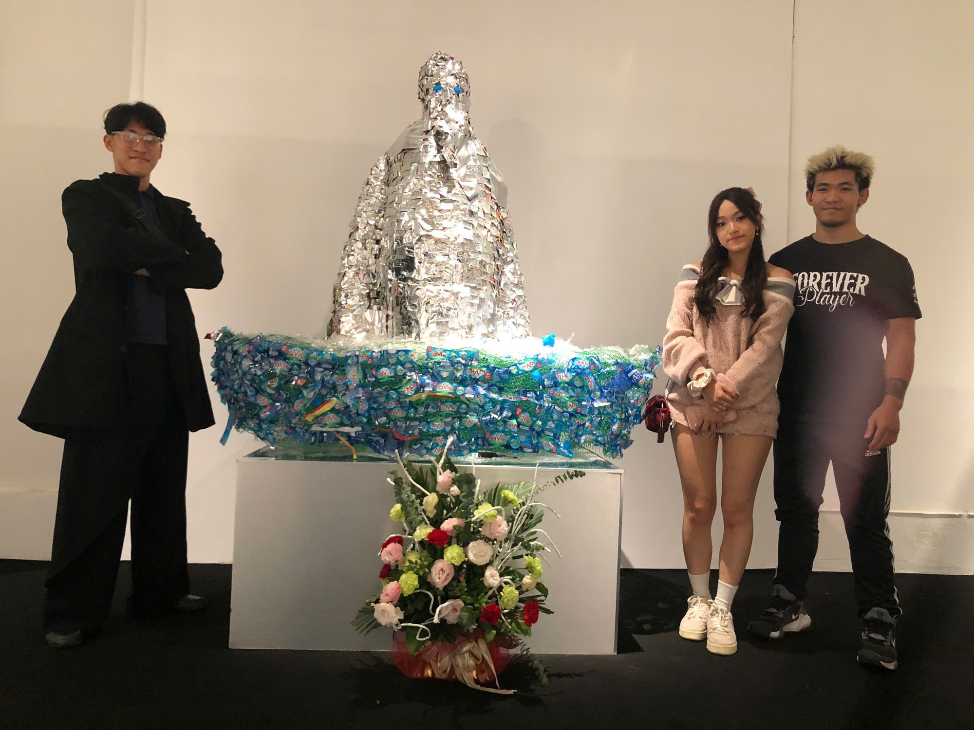 Giới trẻ ồ ạt check-in “rác” ở không gian triển lãm "30 - Đối thoại đô thị" ở Hà Nội- Ảnh 9.