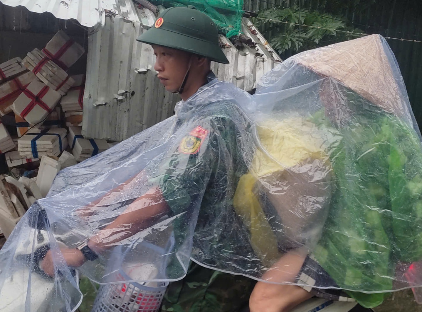 Bão số 13 áp sát đất liền, biển Quy Nhơn nổi sóng, nước dâng cao nguy hiểm- Ảnh 20. Bão số 13 áp sát đất liền, biển Quy Nhơn nổi sóng, nước dâng cao nguy hiểm- Ảnh 20.