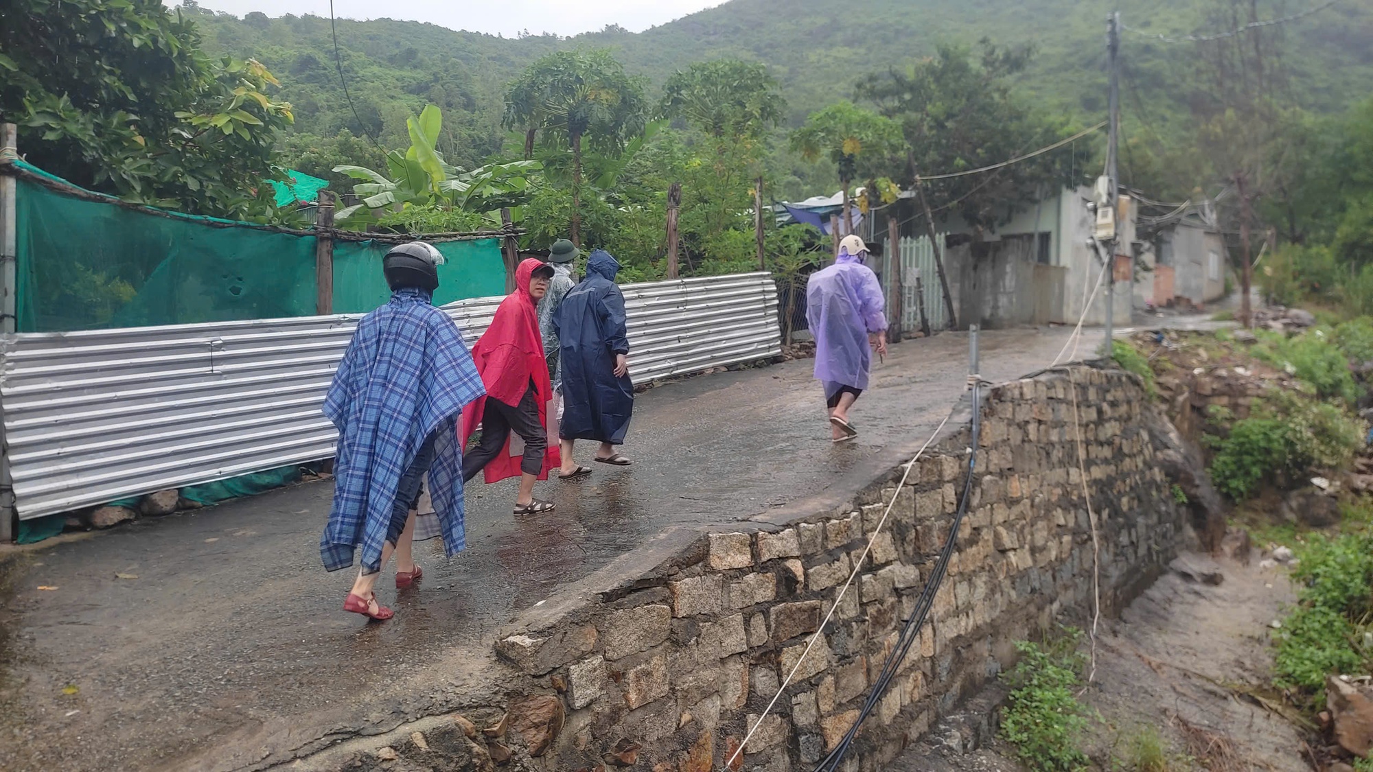 Bão số 13 áp sát đất liền, biển Quy Nhơn nổi sóng, nước dâng cao nguy hiểm- Ảnh 24. Bão số 13 áp sát đất liền, biển Quy Nhơn nổi sóng, nước dâng cao nguy hiểm- Ảnh 24.