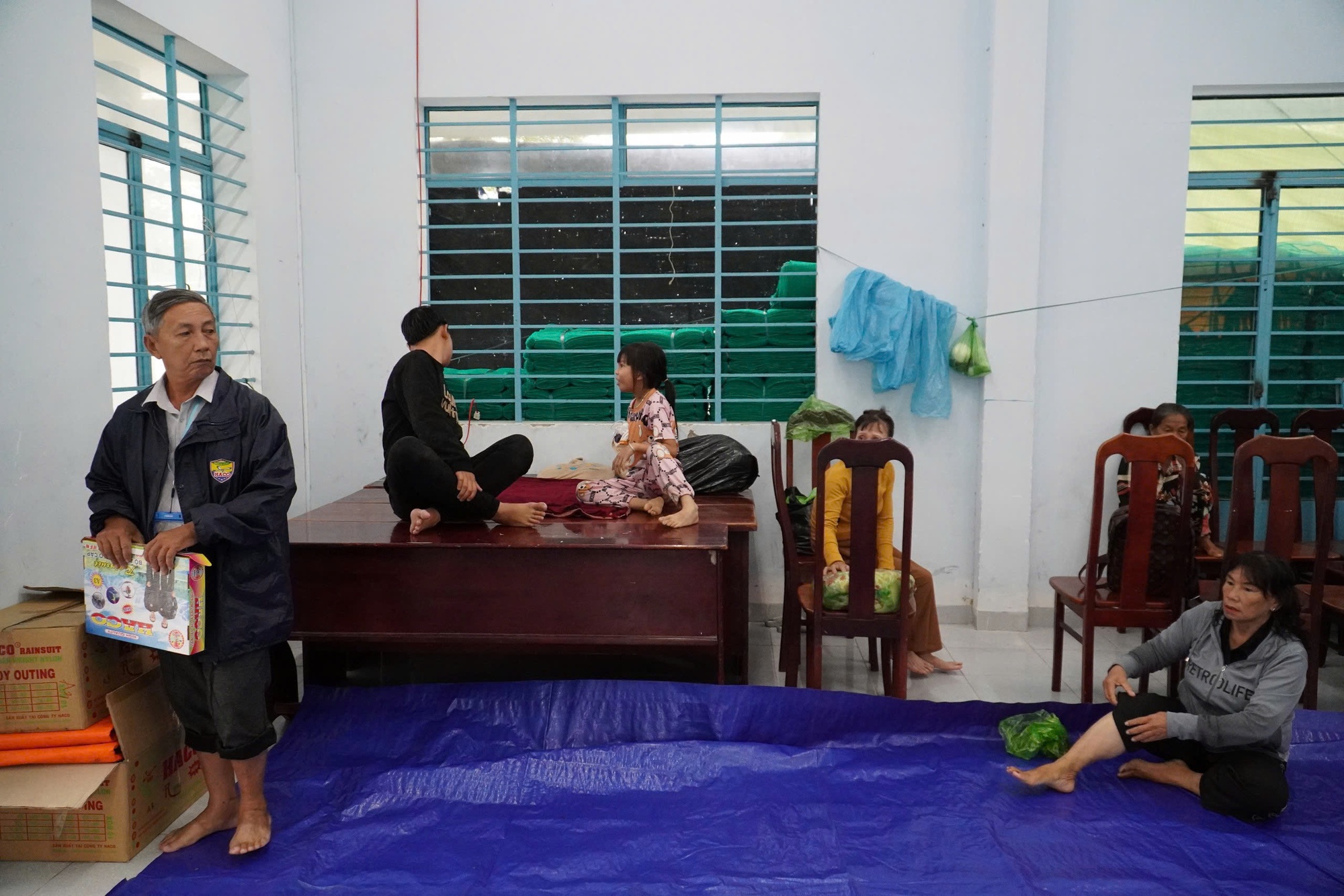 Bão số 13 áp sát đất liền, biển Quy Nhơn nổi sóng, nước dâng cao nguy hiểm- Ảnh 26. Bão số 13 áp sát đất liền, biển Quy Nhơn nổi sóng, nước dâng cao nguy hiểm- Ảnh 26.