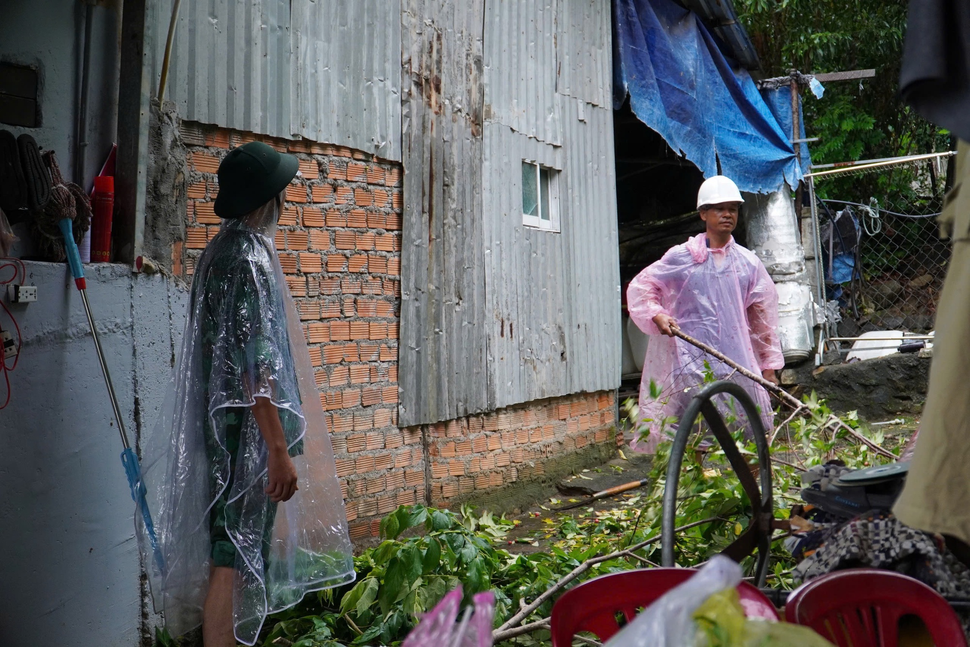 Bão số 13 áp sát đất liền, biển Quy Nhơn nổi sóng, nước dâng cao nguy hiểm- Ảnh 21. Bão số 13 áp sát đất liền, biển Quy Nhơn nổi sóng, nước dâng cao nguy hiểm- Ảnh 21.