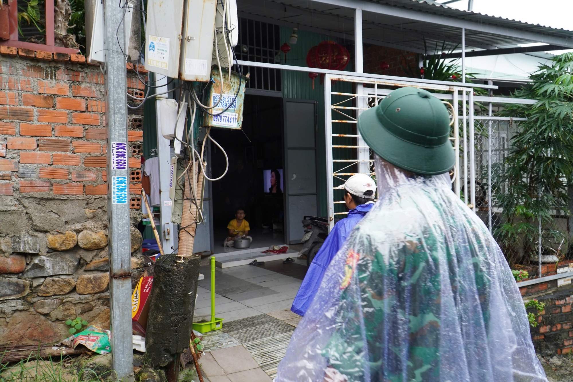 Bão số 13 áp sát đất liền, biển Quy Nhơn nổi sóng, nước dâng cao nguy hiểm- Ảnh 23. Bão số 13 áp sát đất liền, biển Quy Nhơn nổi sóng, nước dâng cao nguy hiểm- Ảnh 23.