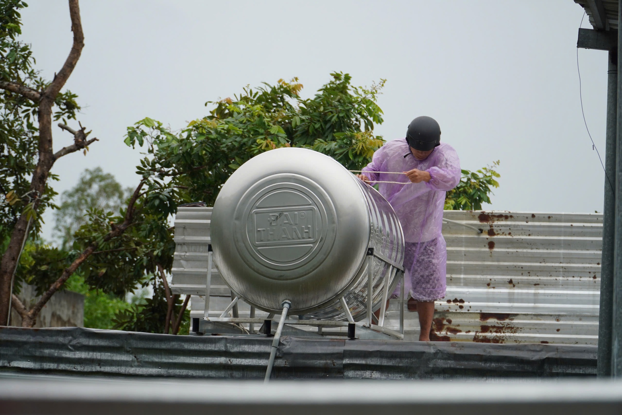 Bão số 13 áp sát đất liền, biển Quy Nhơn nổi sóng, nước dâng cao nguy hiểm- Ảnh 25. Bão số 13 áp sát đất liền, biển Quy Nhơn nổi sóng, nước dâng cao nguy hiểm- Ảnh 25.