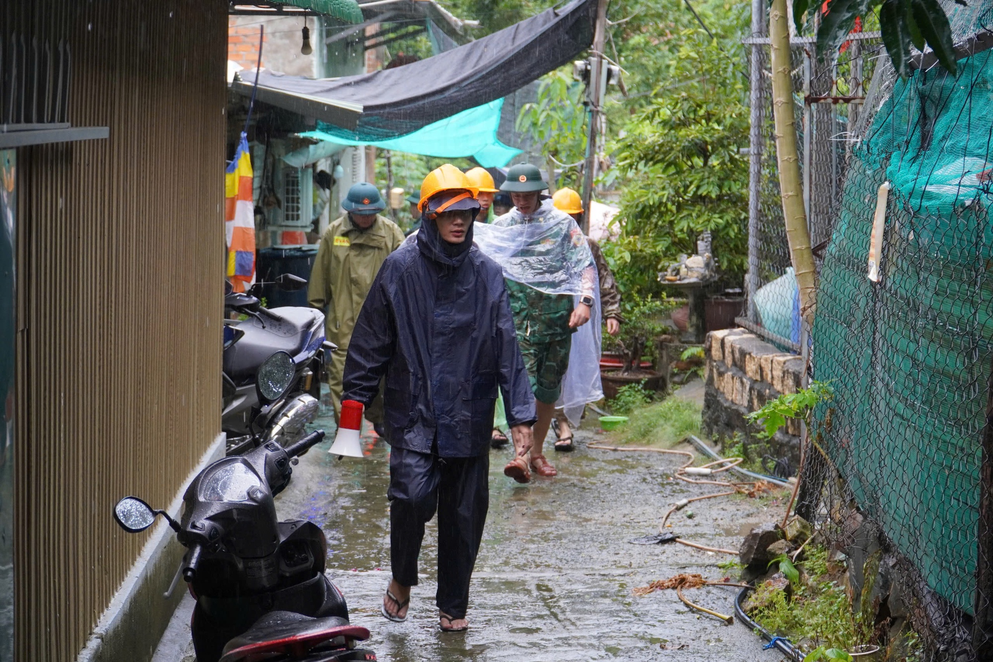 Bão số 13 áp sát đất liền, biển Quy Nhơn nổi sóng, nước dâng cao nguy hiểm- Ảnh 22. Bão số 13 áp sát đất liền, biển Quy Nhơn nổi sóng, nước dâng cao nguy hiểm- Ảnh 22.