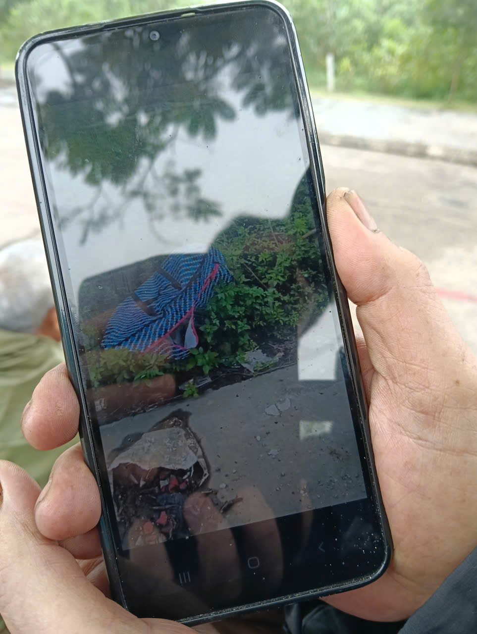 Ninh Bình: Người dân kể lại giây phút bàng hoàng khi mở chiếc túi bạt, phát hiện thai nhi xấu số- Ảnh 3. Ninh Bình: Người dân kể lại giây phút bàng hoàng khi mở chiếc túi bạt, phát hiện thai nhi xấu số- Ảnh 3.