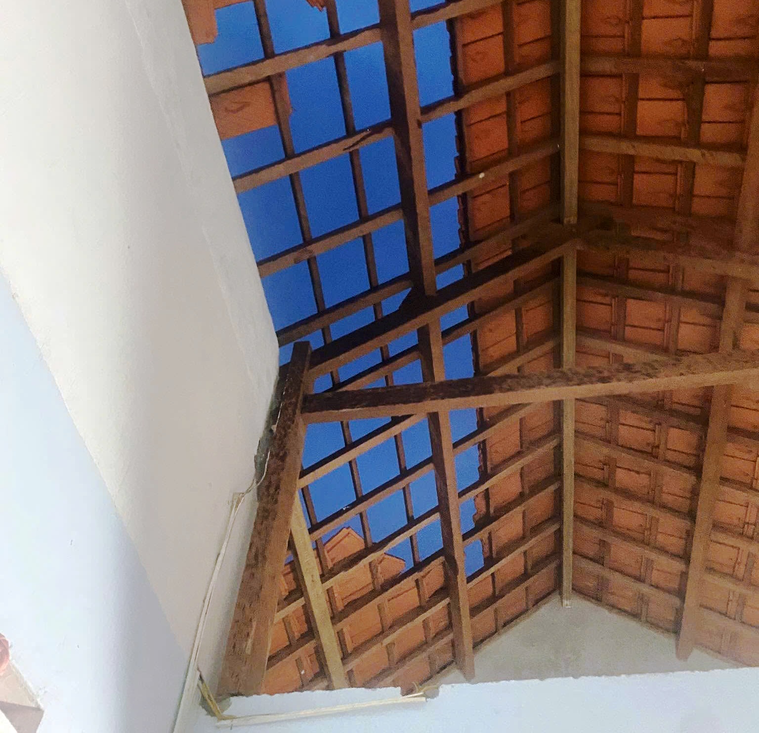 CLIP: Lốc xoáy bất ngờ giữa bão số 13 ở Quảng Ngãi- Ảnh 1. CLIP: Lốc xoáy bất ngờ giữa bão số 13 ở Quảng Ngãi- Ảnh 1.