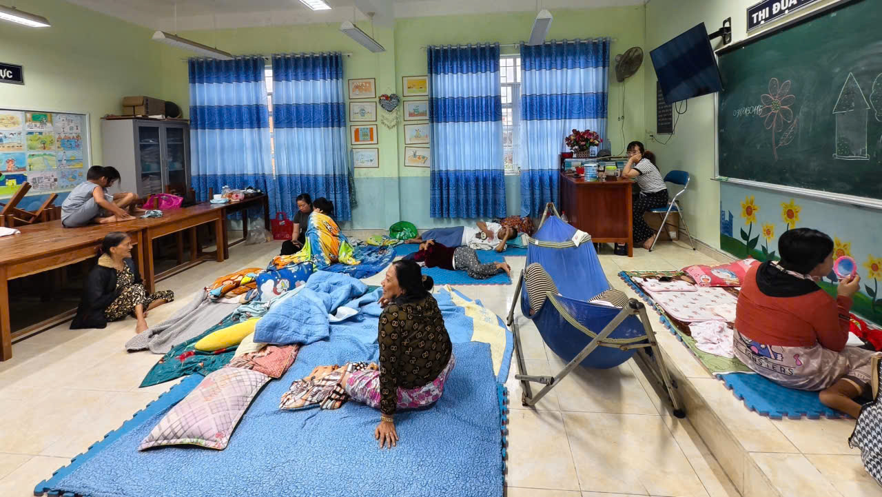 Bão số 13 quần thảo đất liền: Hàng trăm cuộc gọi cầu cứu, sơ tán 537.000 người tránh bão- Ảnh 7. Bão số 13 quần thảo đất liền: Hàng trăm cuộc gọi cầu cứu, sơ tán 537.000 người tránh bão- Ảnh 7.