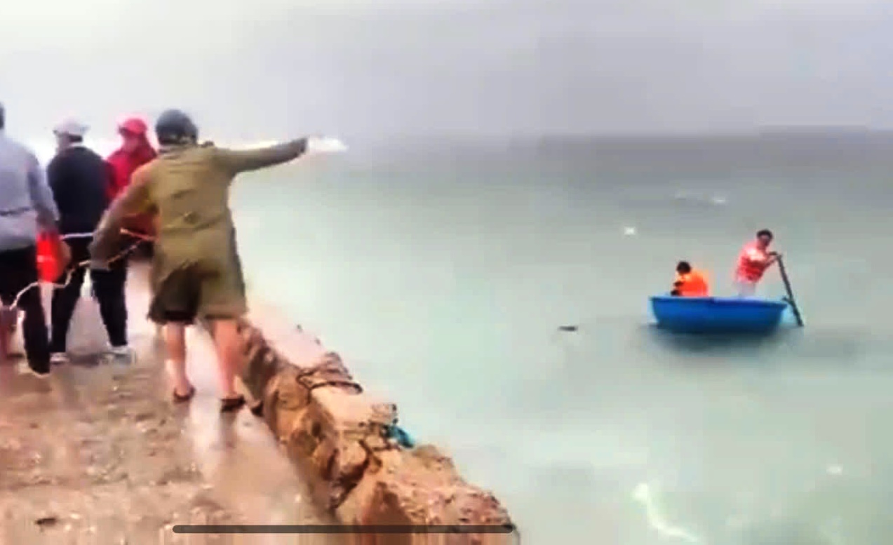 Người đàn ông nhảy xuống biển tự tử khi bão số 13 Kalmaegi sắp đổ bộ- Ảnh 1. Người đàn ông nhảy xuống biển tự tử khi bão số 13 Kalmaegi sắp đổ bộ- Ảnh 1.