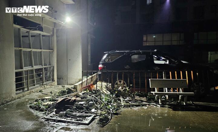 Bão số 13 quần thảo: Đã ghi nhận trường hợp tử vong; Nhà sập ngổn ngang, trần chung cư bị giật bung- Ảnh 4. Bão số 13 quần thảo: Đã ghi nhận trường hợp tử vong; Nhà sập ngổn ngang, trần chung cư bị giật bung- Ảnh 4.