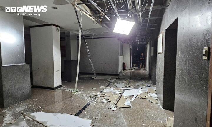 Bão số 13 quần thảo: Đã ghi nhận trường hợp tử vong; Nhà sập ngổn ngang, trần chung cư bị giật bung- Ảnh 8. Bão số 13 quần thảo: Đã ghi nhận trường hợp tử vong; Nhà sập ngổn ngang, trần chung cư bị giật bung- Ảnh 8.