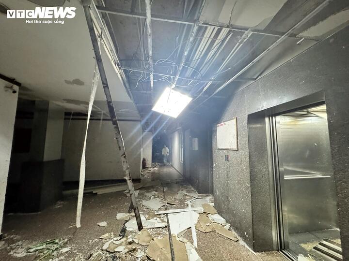 Bão số 13 quần thảo: Đã ghi nhận trường hợp tử vong; Nhà sập ngổn ngang, trần chung cư bị giật bung- Ảnh 7. Bão số 13 quần thảo: Đã ghi nhận trường hợp tử vong; Nhà sập ngổn ngang, trần chung cư bị giật bung- Ảnh 7.