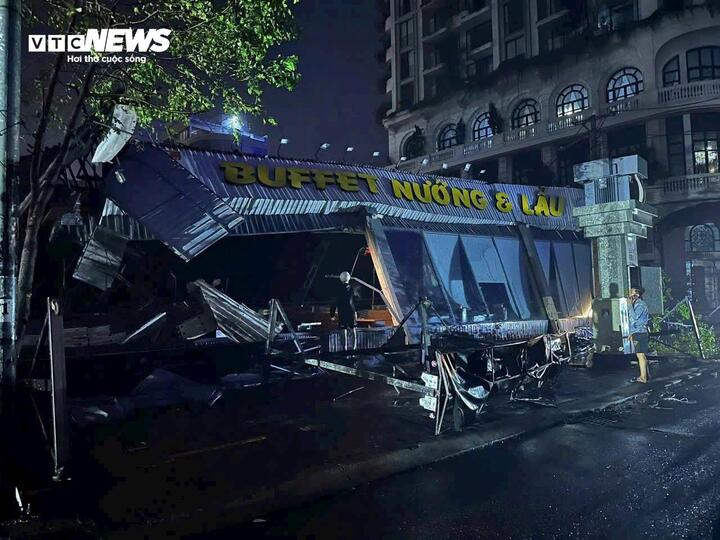 Bão số 13 quần thảo: Đã ghi nhận trường hợp tử vong; Nhà sập ngổn ngang, trần chung cư bị giật bung- Ảnh 9. Bão số 13 quần thảo: Đã ghi nhận trường hợp tử vong; Nhà sập ngổn ngang, trần chung cư bị giật bung- Ảnh 9.