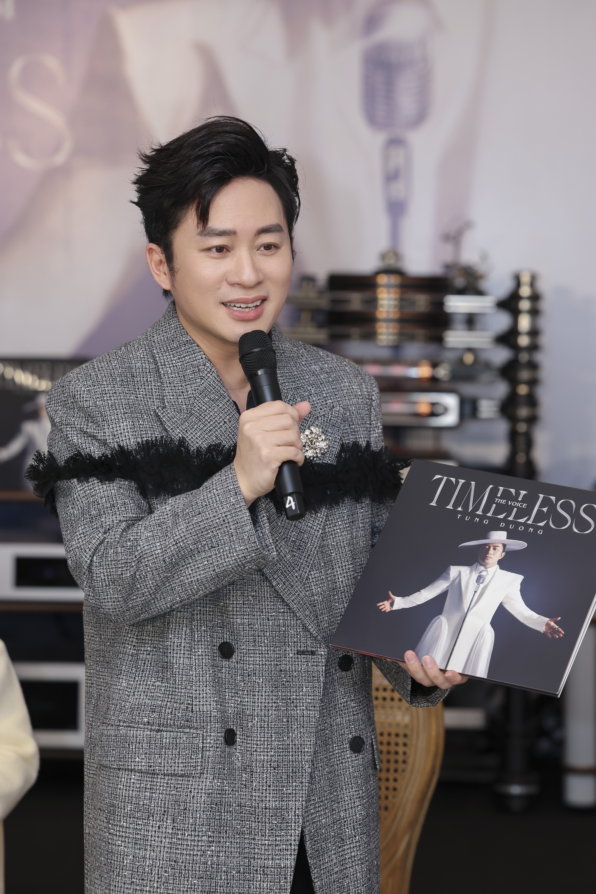 Nhạc sĩ Hồng Kiên: "Tùng Dương giãy nảy lên rồi dỗi, ngồi giậm chân, không mời chúng tôi đi ăn luôn"- Ảnh 1. Nhạc sĩ Hồng Kiên: "Tùng Dương giãy nảy lên rồi dỗi, ngồi giậm chân, không mời chúng tôi đi ăn luôn"- Ảnh 1.