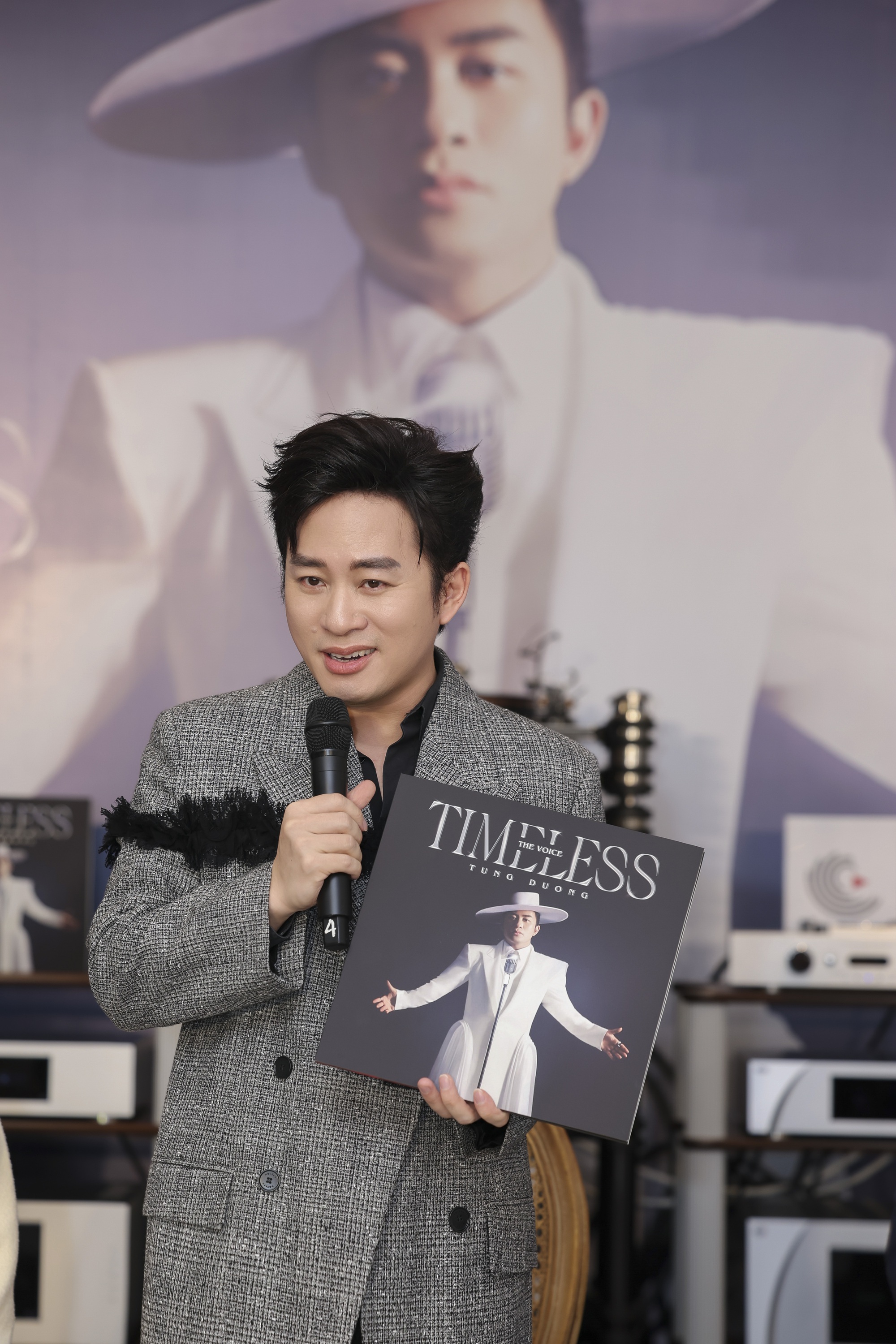 Nhạc sĩ Hồng Kiên: "Tùng Dương giãy nảy lên rồi dỗi, ngồi giậm chân, không mời chúng tôi đi ăn luôn"- Ảnh 4. Nhạc sĩ Hồng Kiên: "Tùng Dương giãy nảy lên rồi dỗi, ngồi giậm chân, không mời chúng tôi đi ăn luôn"- Ảnh 4.