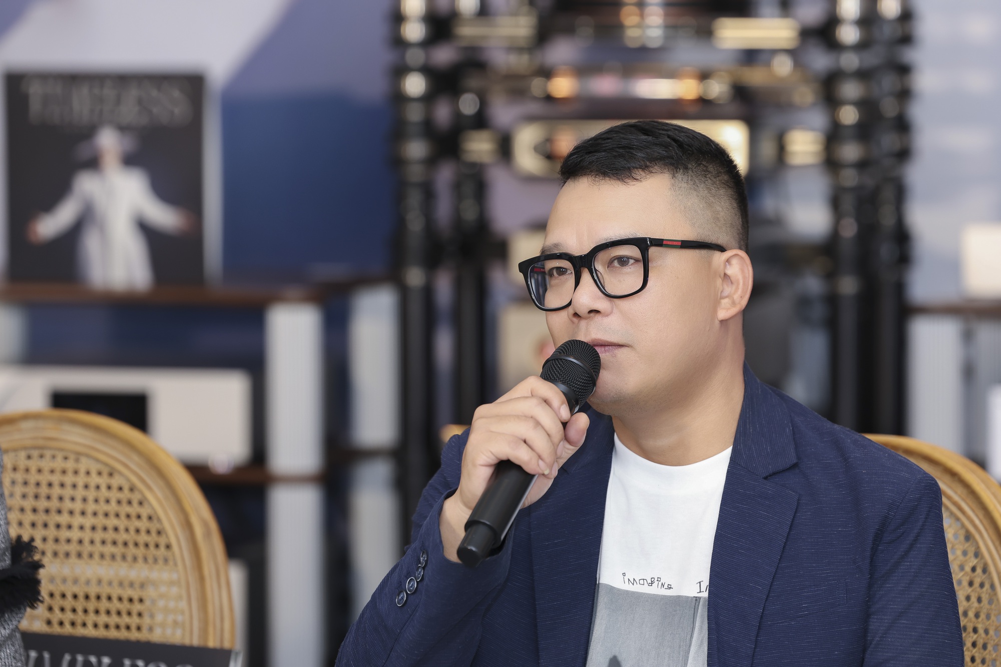 Nhạc sĩ Hồng Kiên: "Tùng Dương giãy nảy lên rồi dỗi, ngồi giậm chân, không mời chúng tôi đi ăn luôn"- Ảnh 2. Nhạc sĩ Hồng Kiên: "Tùng Dương giãy nảy lên rồi dỗi, ngồi giậm chân, không mời chúng tôi đi ăn luôn"- Ảnh 2.