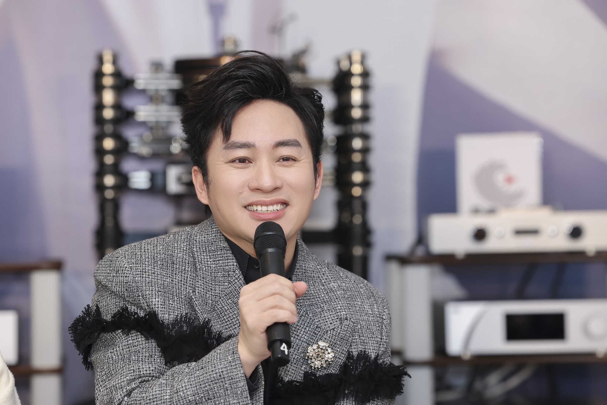 Nhạc sĩ Hồng Kiên: "Tùng Dương giãy nảy lên rồi dỗi, ngồi giậm chân, không mời chúng tôi đi ăn luôn"- Ảnh 3. Nhạc sĩ Hồng Kiên: "Tùng Dương giãy nảy lên rồi dỗi, ngồi giậm chân, không mời chúng tôi đi ăn luôn"- Ảnh 3.