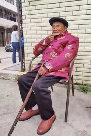 2 thói quen ăn uống “lạ lùng” của người đàn ông 111 tuổi- Ảnh 2. 2 thói quen ăn uống “lạ lùng” của người đàn ông 111 tuổi- Ảnh 2.