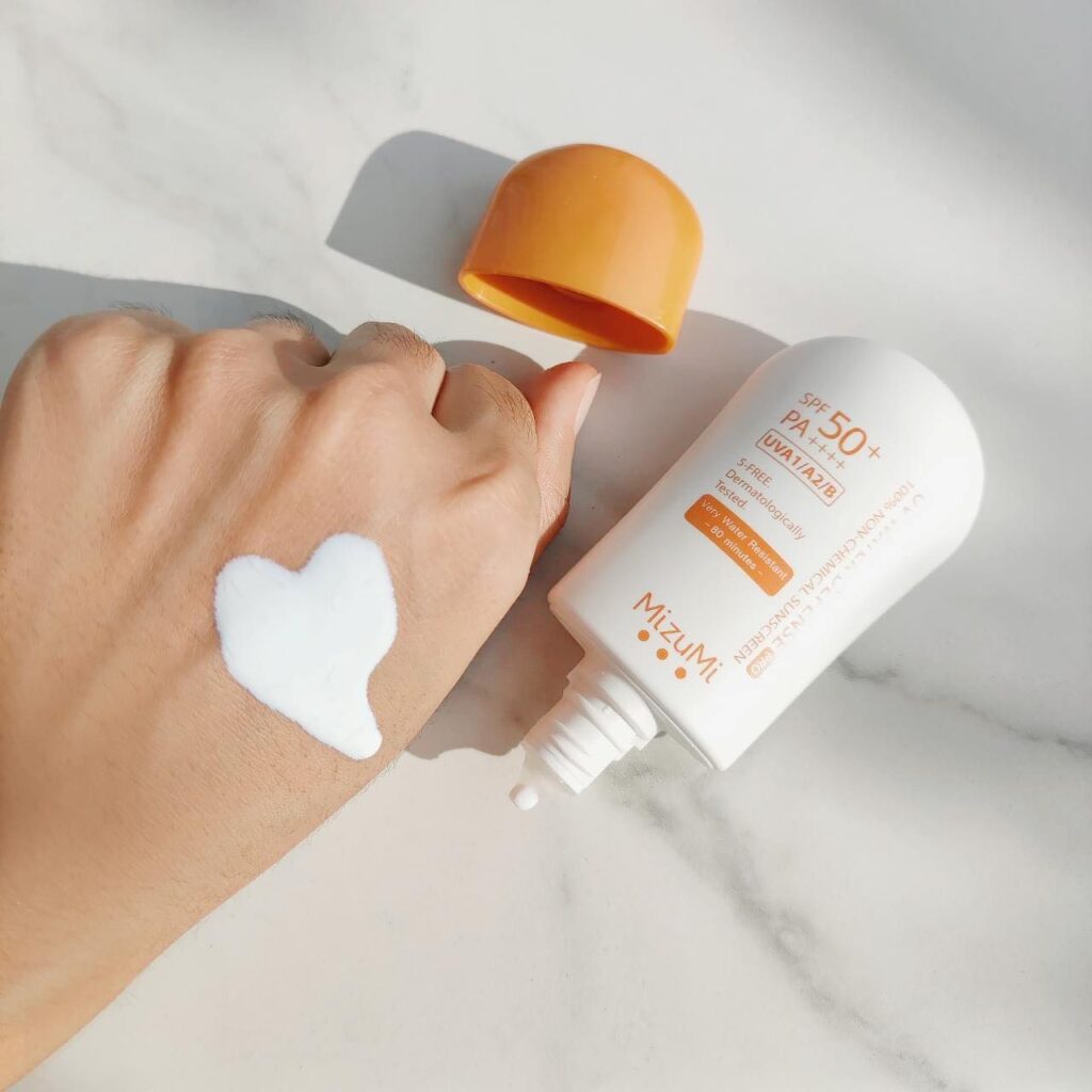 Không bóng - không bí - không bết: 5 kem chống nắng mỏng nhẹ hoàn hảo cho da dầu- Ảnh 2.