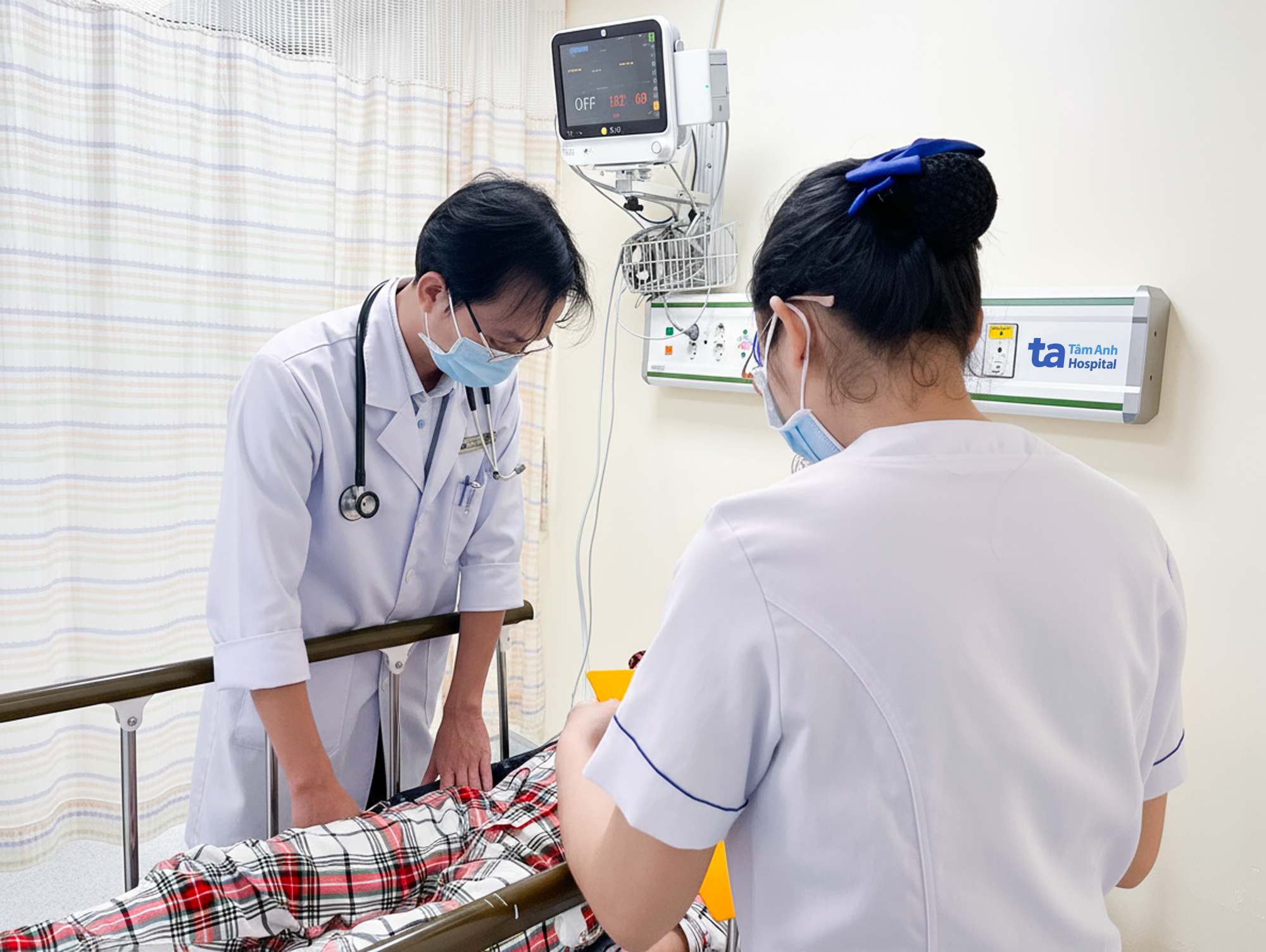 Các bệnh nhân nói gì về loạt triệu chứng dồn dập sau khi ăn bánh mì nổi tiếng ở TP.HCM?- Ảnh 1. Các bệnh nhân nói gì về loạt triệu chứng dồn dập sau khi ăn bánh mì nổi tiếng ở TP.HCM?- Ảnh 1.