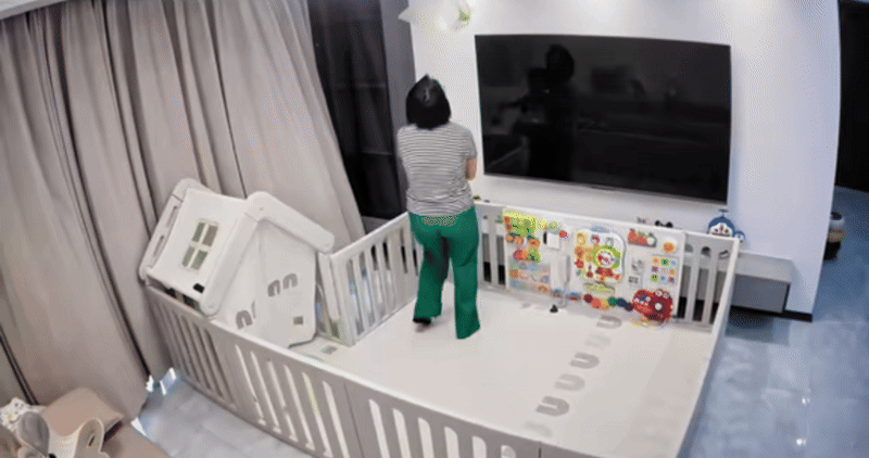 Mẹ lén xem camera sau 2 ngày đi công tác, sốc nặng vì điều lạ bảo mẫu làm với con mình- Ảnh 1. Mẹ lén xem camera sau 2 ngày đi công tác, sốc nặng vì điều lạ bảo mẫu làm với con mình- Ảnh 1.