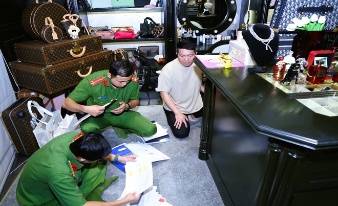 Bên trong căn phòng chứa két sắt của vợ chồng Đoàn Di Băng- Ảnh 2. Bên trong căn phòng chứa két sắt của vợ chồng Đoàn Di Băng- Ảnh 2.