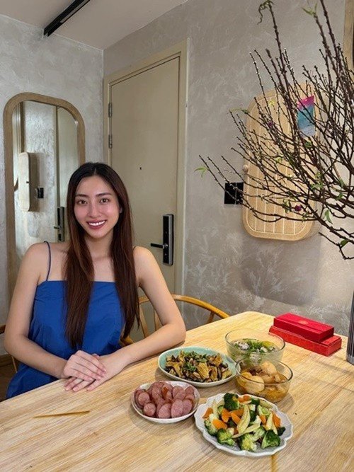 Hoa hậu Lương Thùy Linh nấu thịt rang cháy cạnh mà bị dân mạng Hoa hậu Lương Thùy Linh nấu thịt rang cháy cạnh mà bị dân mạng