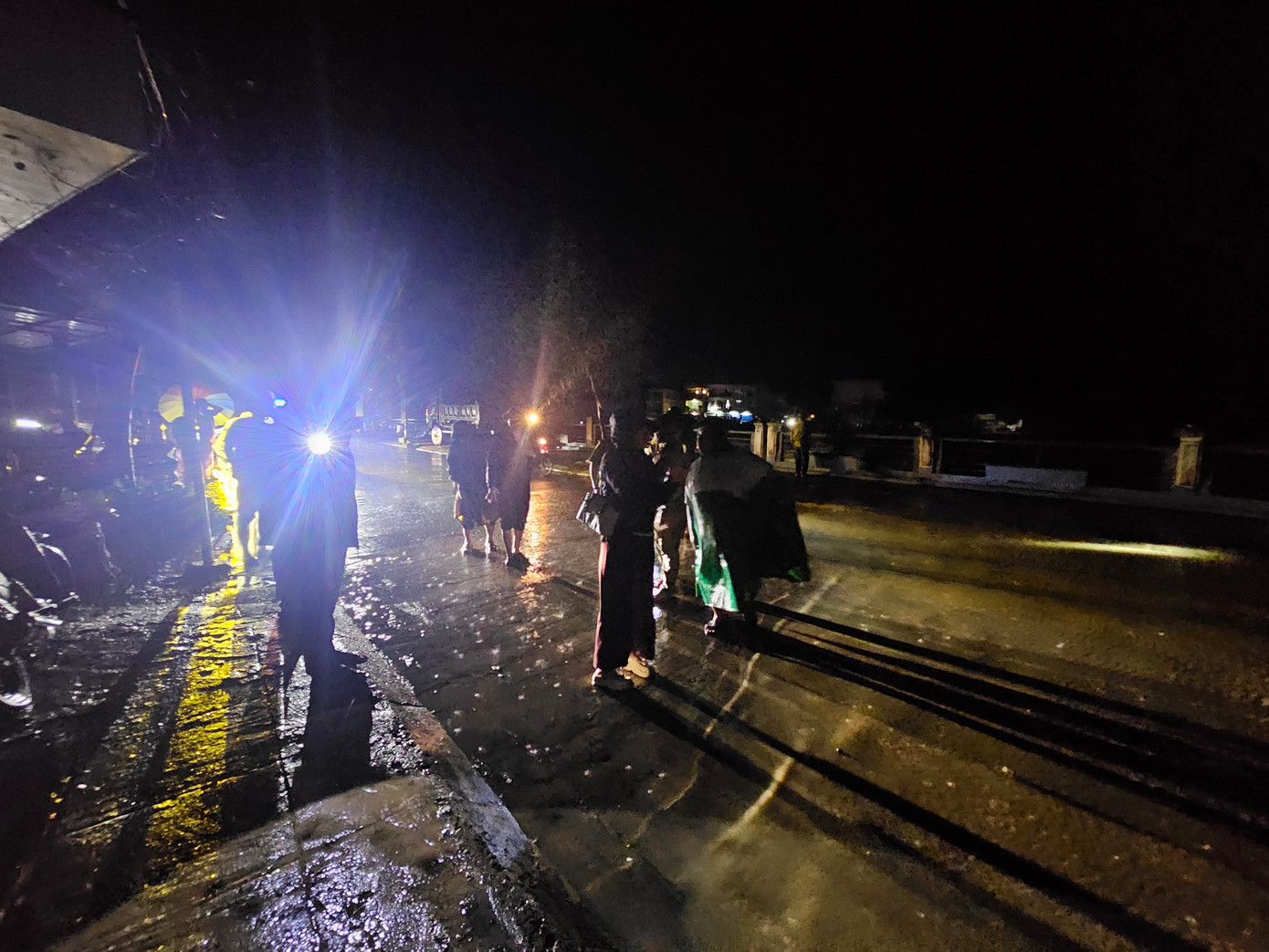 Nước lũ dâng ngập hơn 2m ở Đắk Lắk- Ảnh 3.