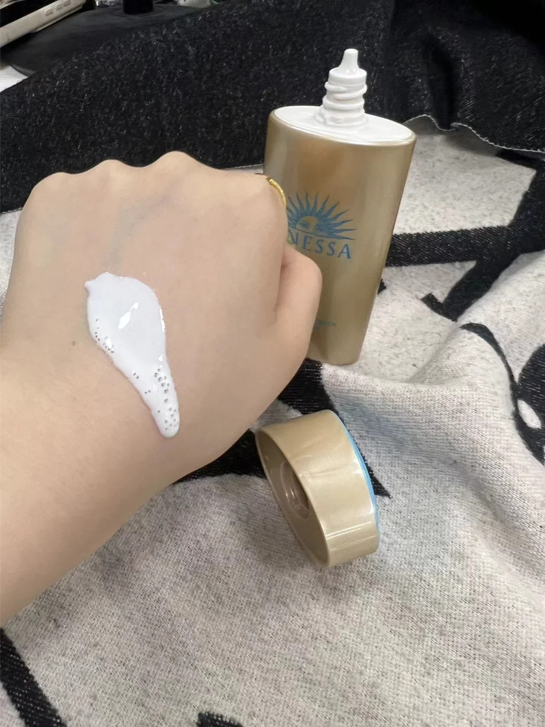 Không bóng - không bí - không bết: 5 kem chống nắng mỏng nhẹ hoàn hảo cho da dầu- Ảnh 4.