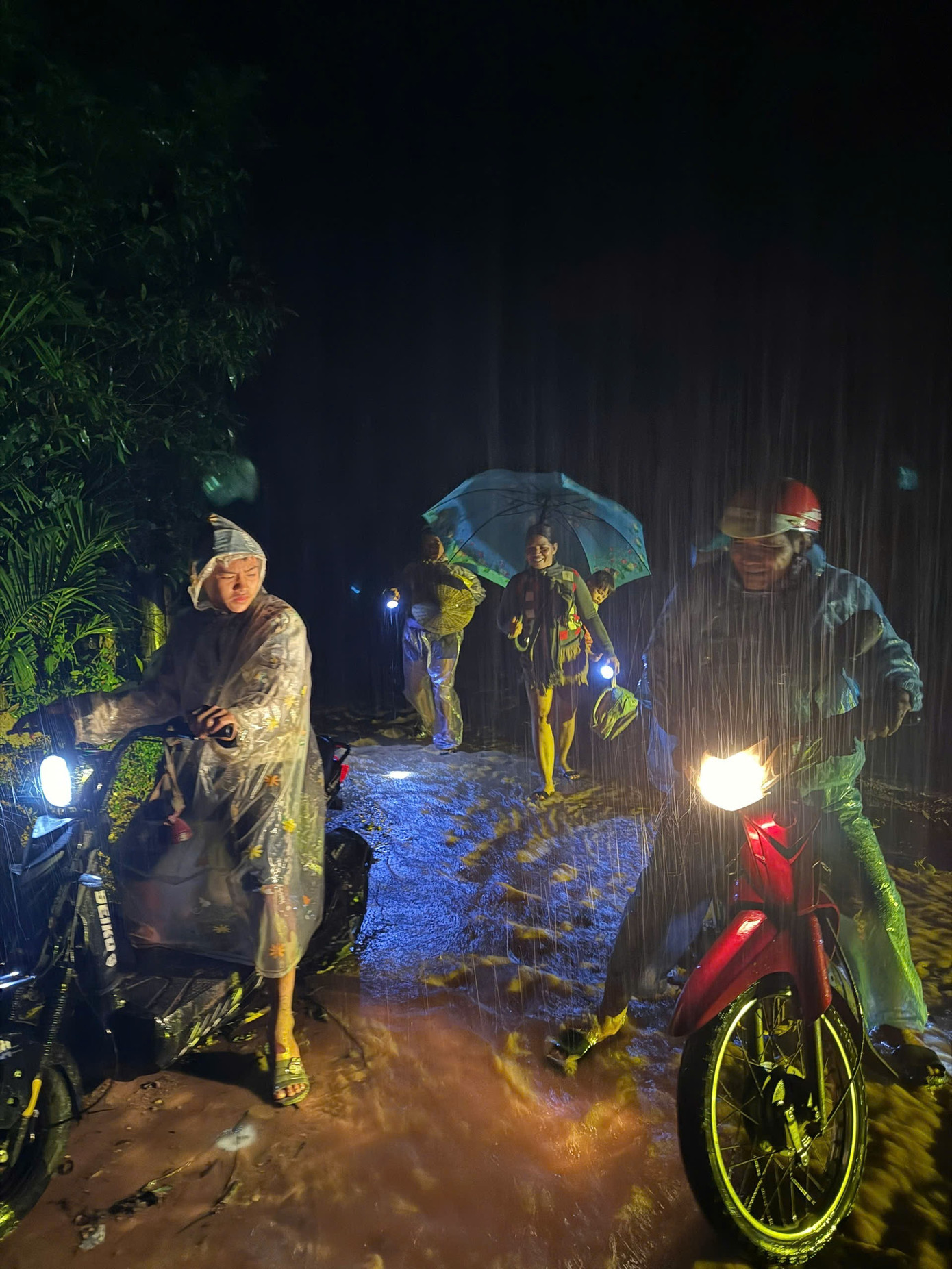 Bất an vì triều cường tấn công, xuyên đêm sơ tán người già, trẻ nhỏ- Ảnh 3.