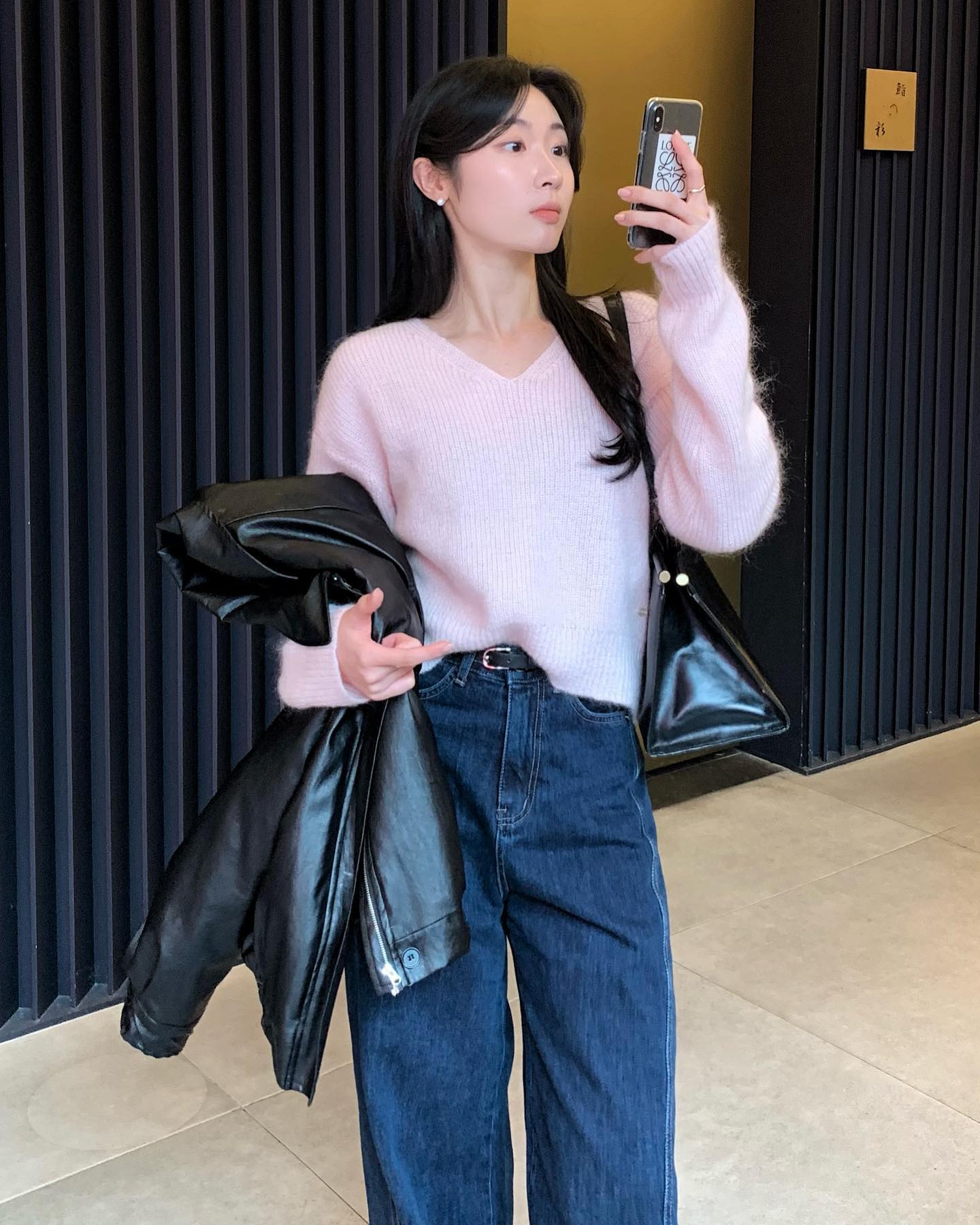 4 mẫu áo mùa lạnh đơn giản nhưng mặc với quần jeans lại cực đẹp- Ảnh 1. 4 mẫu áo mùa lạnh đơn giản nhưng mặc với quần jeans lại cực đẹp- Ảnh 1.