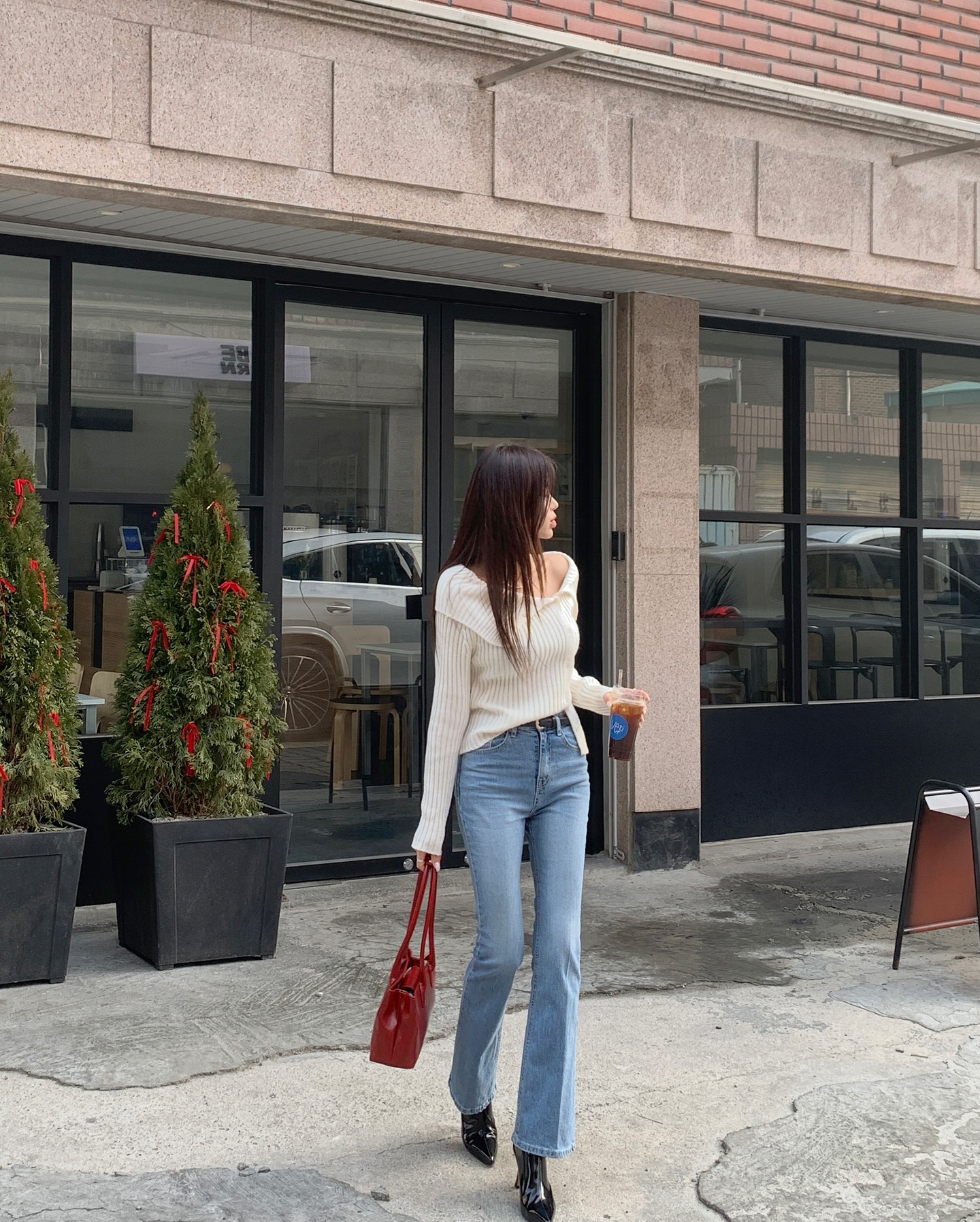 4 mẫu áo mùa lạnh đơn giản nhưng mặc với quần jeans lại cực đẹp- Ảnh 4. 4 mẫu áo mùa lạnh đơn giản nhưng mặc với quần jeans lại cực đẹp- Ảnh 4.