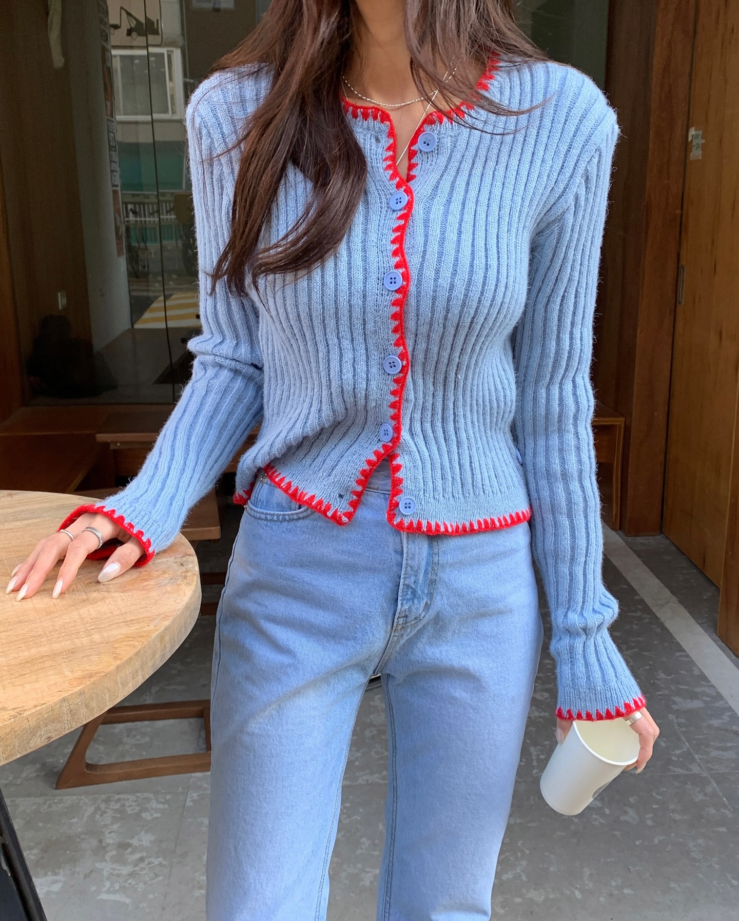 4 mẫu áo mùa lạnh đơn giản nhưng mặc với quần jeans lại cực đẹp- Ảnh 3. 4 mẫu áo mùa lạnh đơn giản nhưng mặc với quần jeans lại cực đẹp- Ảnh 3.