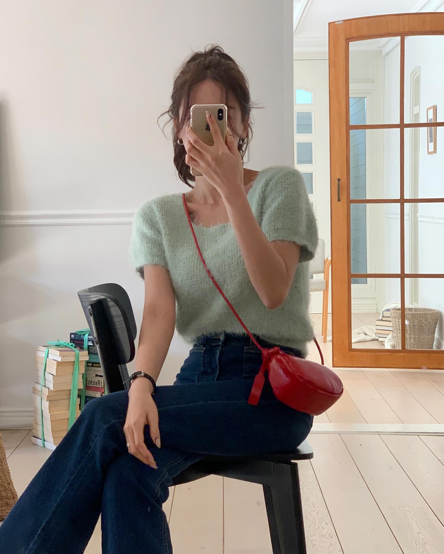 4 mẫu áo mùa lạnh đơn giản nhưng mặc với quần jeans lại cực đẹp- Ảnh 2. 4 mẫu áo mùa lạnh đơn giản nhưng mặc với quần jeans lại cực đẹp- Ảnh 2.