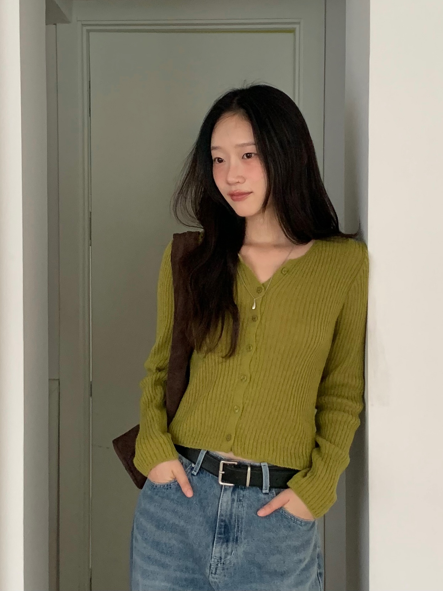 4 mẫu áo mùa lạnh đơn giản nhưng mặc với quần jeans lại cực đẹp- Ảnh 9. 4 mẫu áo mùa lạnh đơn giản nhưng mặc với quần jeans lại cực đẹp- Ảnh 9.